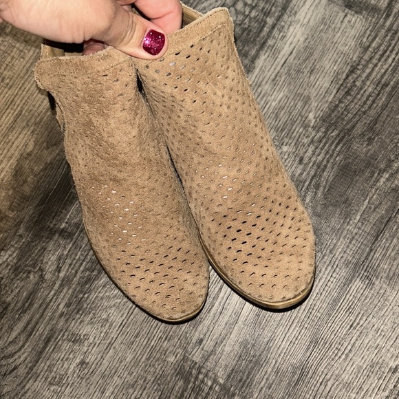 Lucky Brand Women's 6 boots Basel 3 Perforated Leather Tan Ankle zippers - Picture 3 of 6